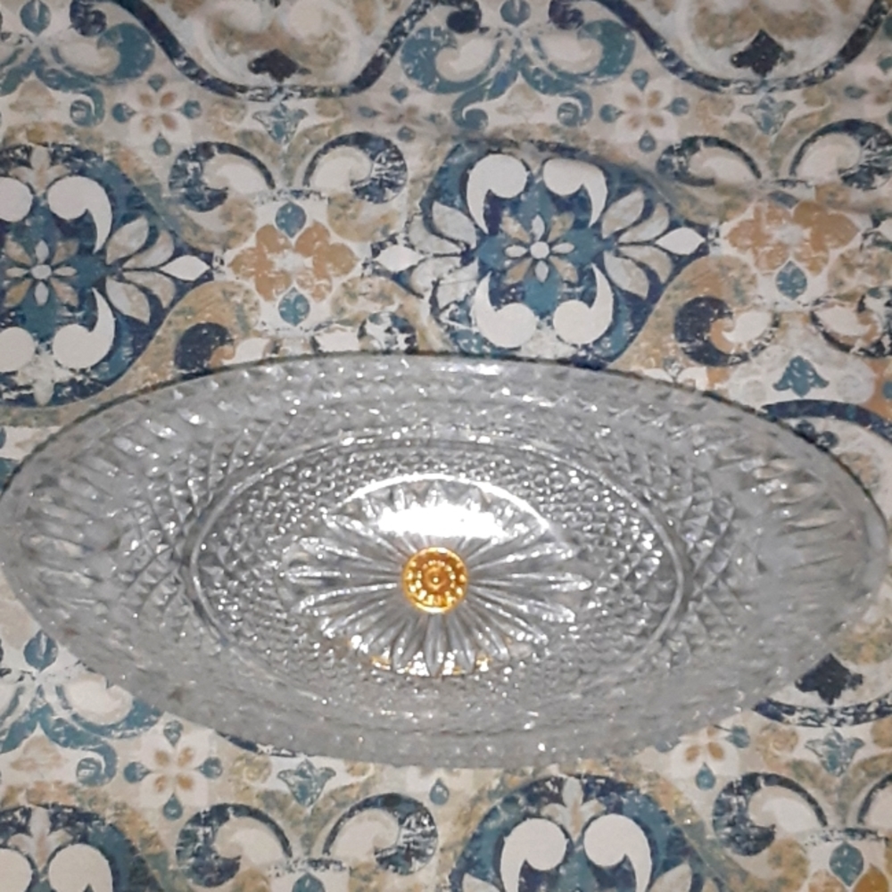 Small crystal bowl with swan base